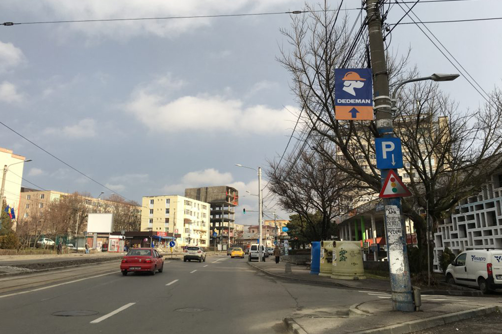 Panou direcțional pe stâlp