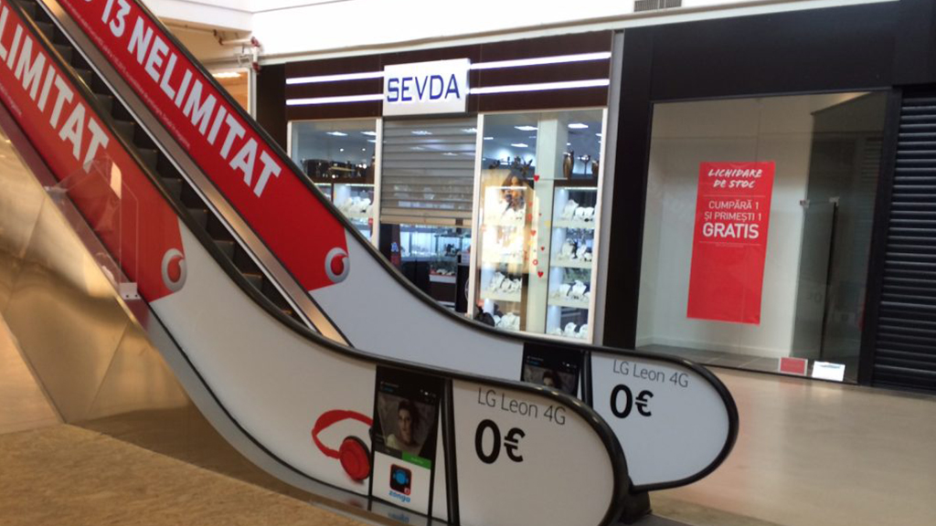 Colantare scară rulantă mall